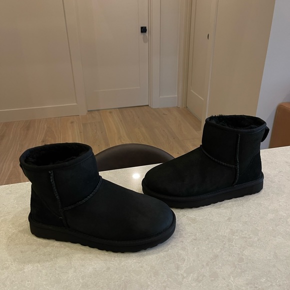 New UGG Women’s Black Classic Mini II Boot, Size 6 - Picture 10 of 13